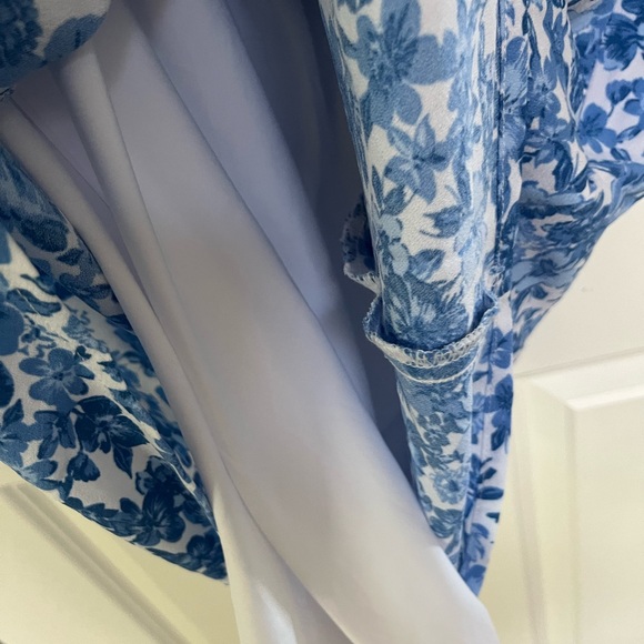 Hollister Crepe Cap Sleeve Open Back Midi Dress Blue Floral - Picture 3 of 4